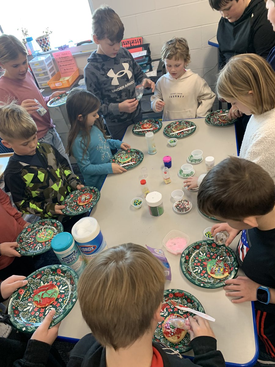 Starcevic1stKES's tweet photo. The 6th day til Christmas break was cookie day and oh so sweet to share it with our fifth grade buddies @KPSD2KES @KPSD2KPS https://t.co/l2KUY8gsl6