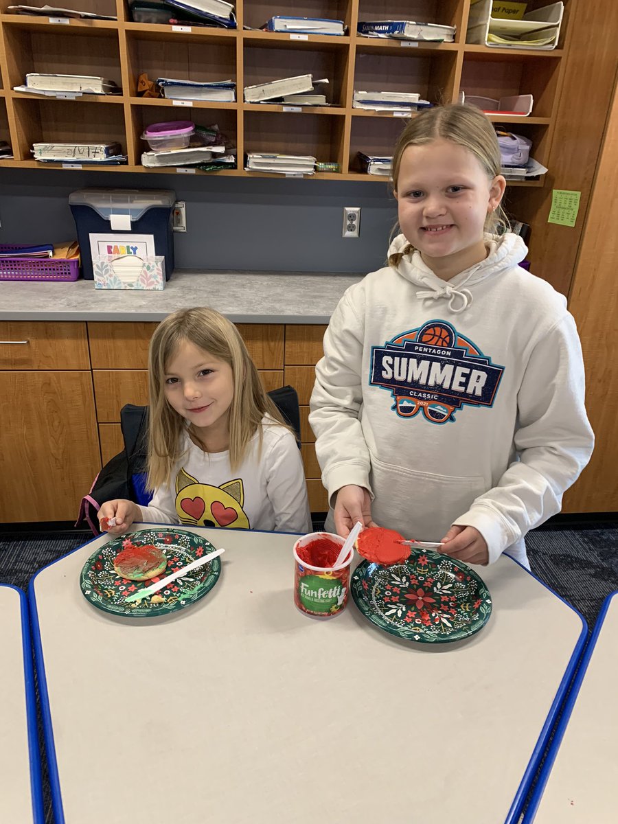 Starcevic1stKES's tweet photo. The 6th day til Christmas break was cookie day and oh so sweet to share it with our fifth grade buddies @KPSD2KES @KPSD2KPS https://t.co/l2KUY8gsl6