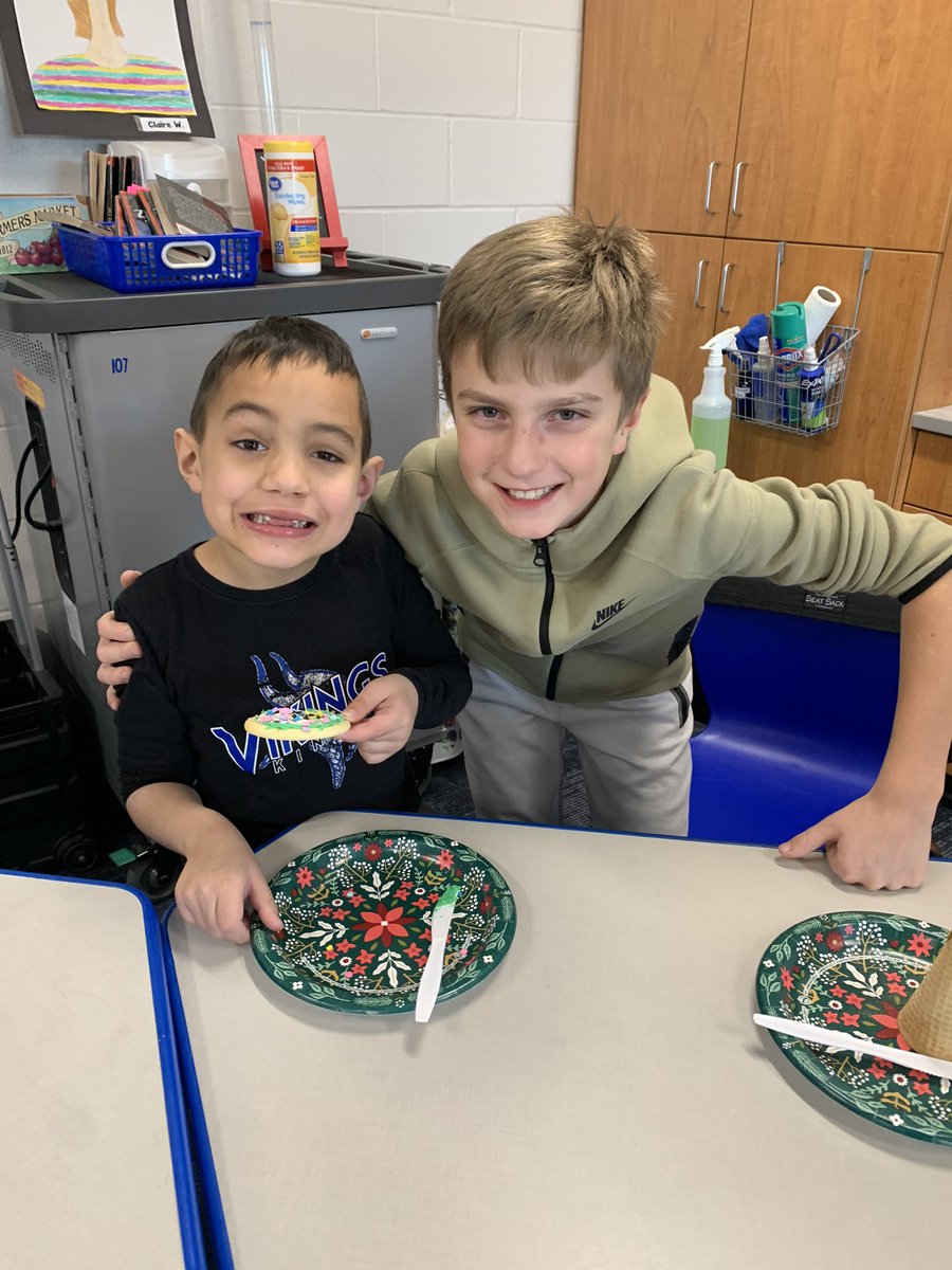 Starcevic1stKES's tweet photo. The 6th day til Christmas break was cookie day and oh so sweet to share it with our fifth grade buddies @KPSD2KES @KPSD2KPS https://t.co/l2KUY8gsl6