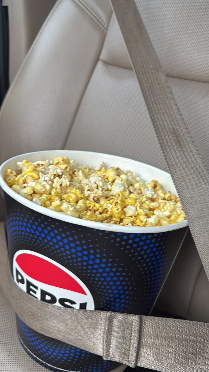 xfroggyswag's tweet image. Can theaters have a drive through for their popcorn? @AMCTheatres @RegalMovies 

I got off work early and all I wanted was for some theater popcorn 🍿 to take home and watch @netflix #extrabutter