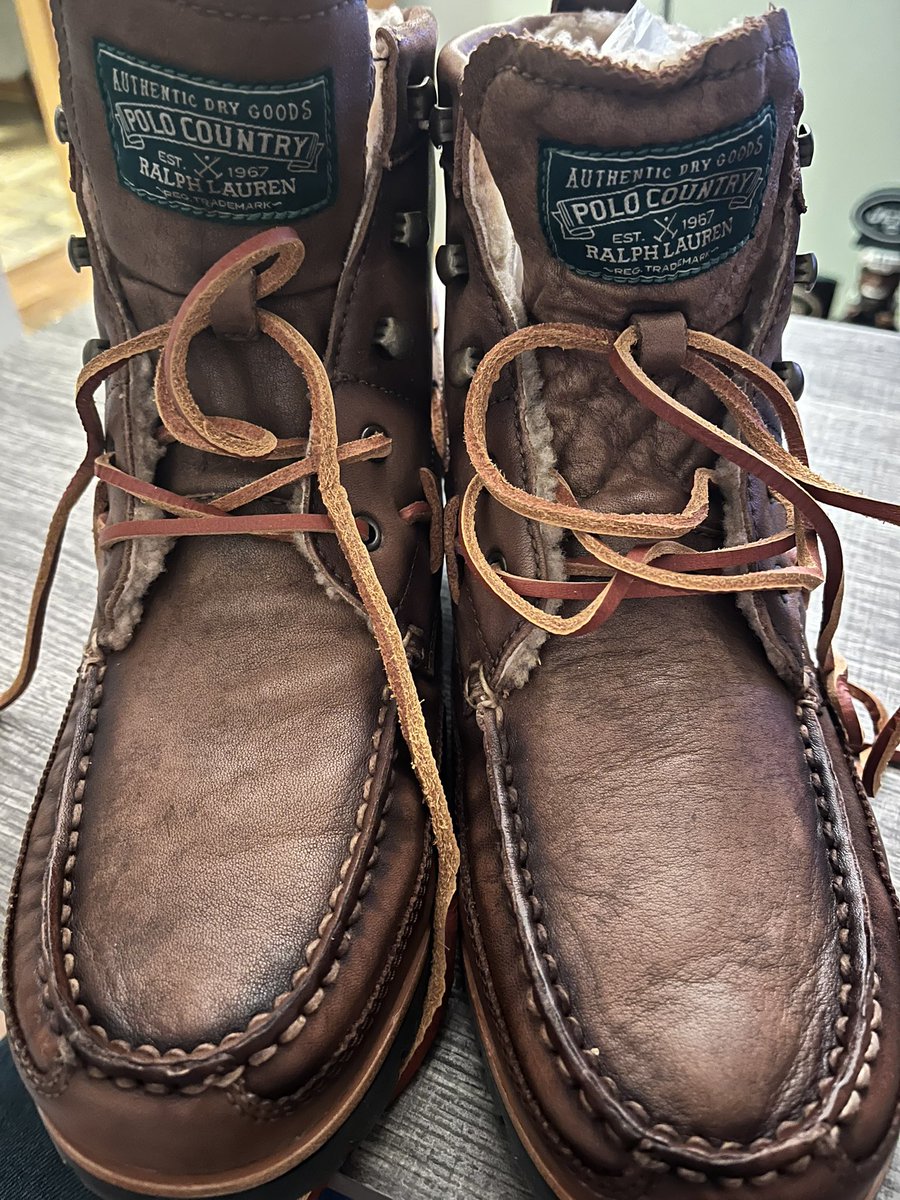 _azerp's tweet photo. Ordered some boots from @RalphLauren and one of them was old and worn. The worn one was wrapped up while the new one was the first one u saw opening the box. Its unfortunate this would happen so close to the holidays https://t.co/NPSKPAFZKN