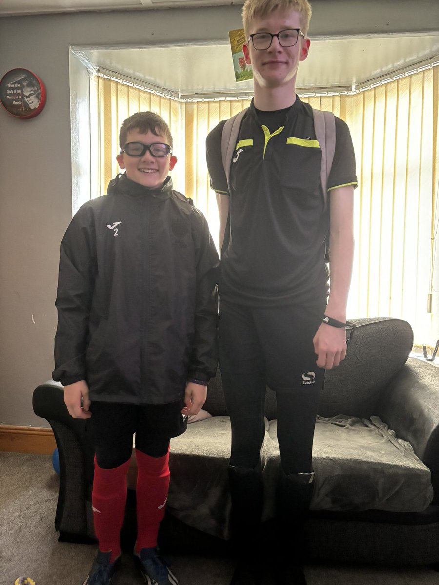 VickyMccrory's tweet photo. Little and large 🤣🤣 #myboys #myworld #motherofboys https://t.co/5Xzqk6Q0f4