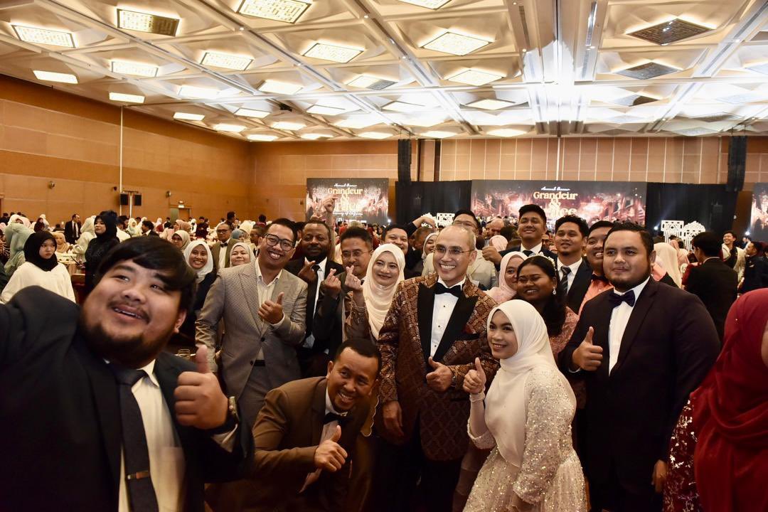 MohdShukriYajid's tweet photo. Joyous memories with #MSUrians at the Annual Dinner 2024. Heartwarming to see each cherished moment reflected the unity and excellence of among the staff. Here's to more milestones and shared successes ahead! @MSUmalaysia @MSUcollege @msumcmalaysia #MSUAnnualDinner2024 https://t.co/EVR6acVZUK