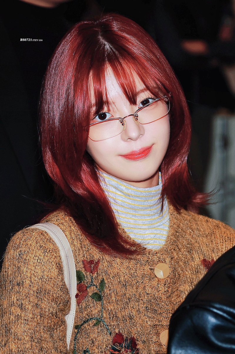 jisupics's tweet photo. RED HAIR LIA???? OH MY GOD https://t.co/Aq3tXL6IJI