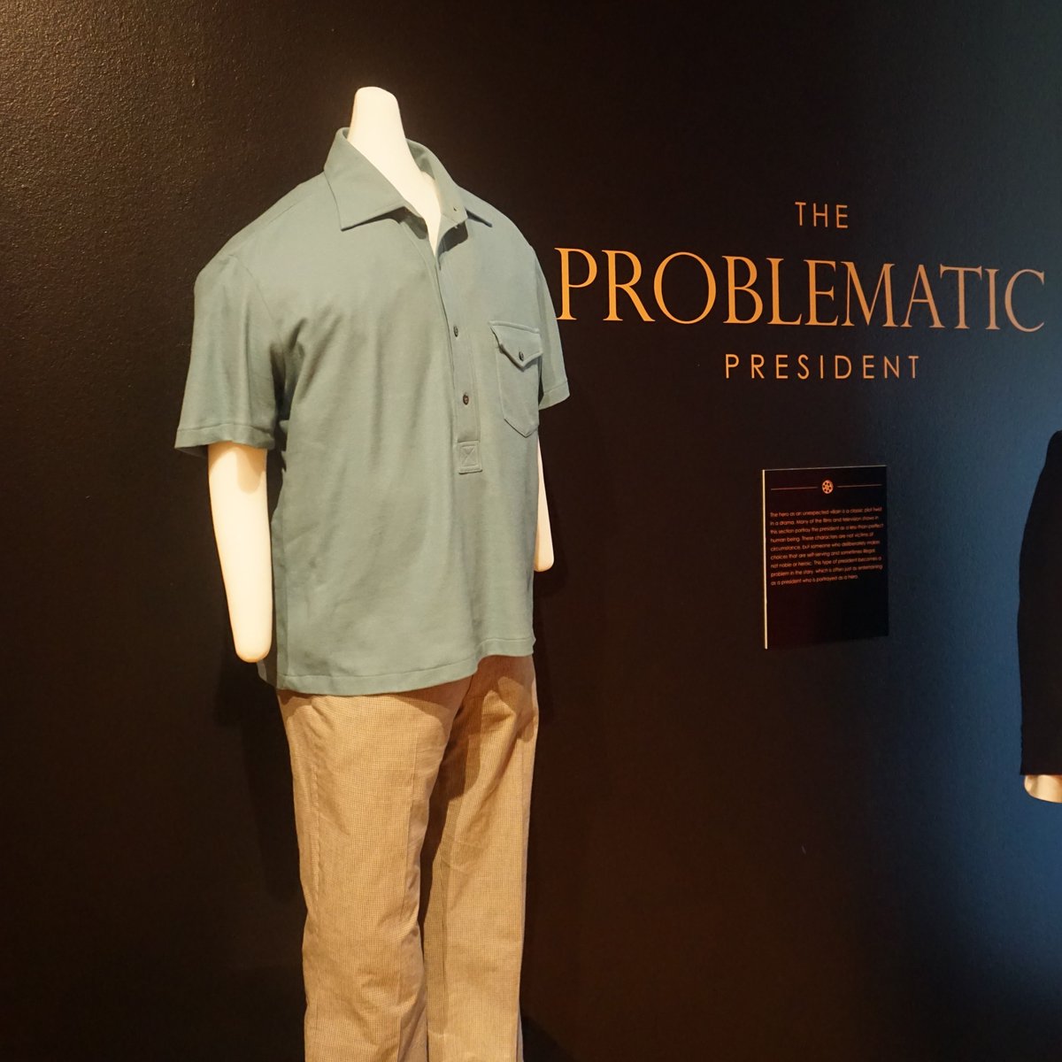UniStudiosLot's tweet image. Explore "Commanding the Screen" at the Clinton Library, now through March 23, 2025! #NBCUarchives provided pieces from "Frost/Nixon" and "Love Actually" to this exhibit which examines the president’s role in American culture through iconic films and TV. 🎬 ✨ #NBCUarchives