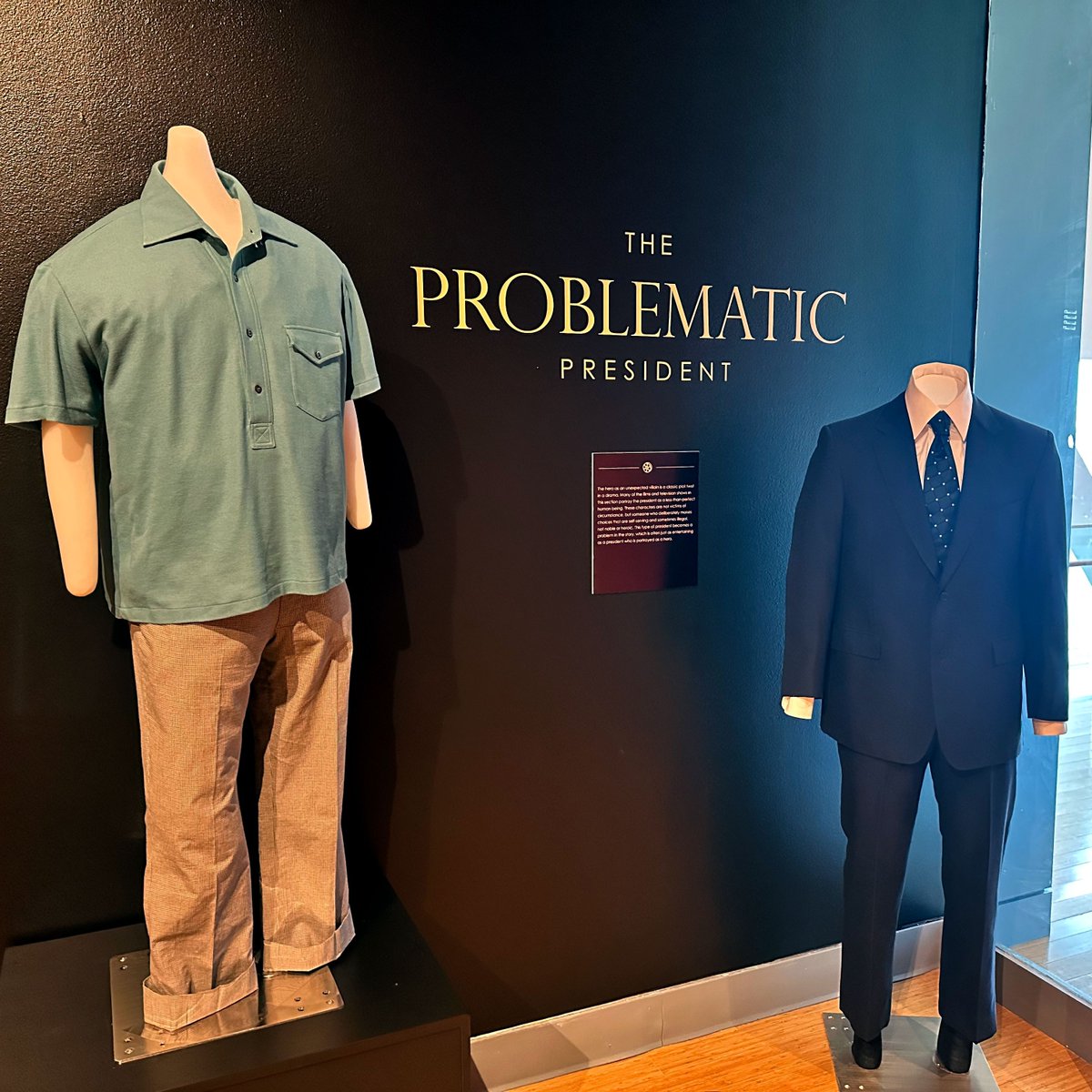 UniStudiosLot's tweet image. Explore "Commanding the Screen" at the Clinton Library, now through March 23, 2025! #NBCUarchives provided pieces from "Frost/Nixon" and "Love Actually" to this exhibit which examines the president’s role in American culture through iconic films and TV. 🎬 ✨ #NBCUarchives