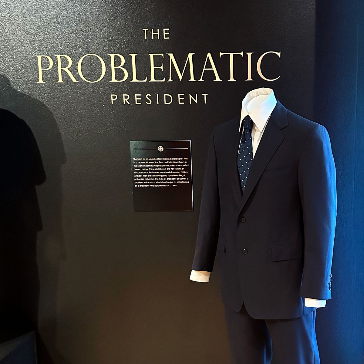UniStudiosLot's tweet image. Explore "Commanding the Screen" at the Clinton Library, now through March 23, 2025! #NBCUarchives provided pieces from "Frost/Nixon" and "Love Actually" to this exhibit which examines the president’s role in American culture through iconic films and TV. 🎬 ✨ #NBCUarchives