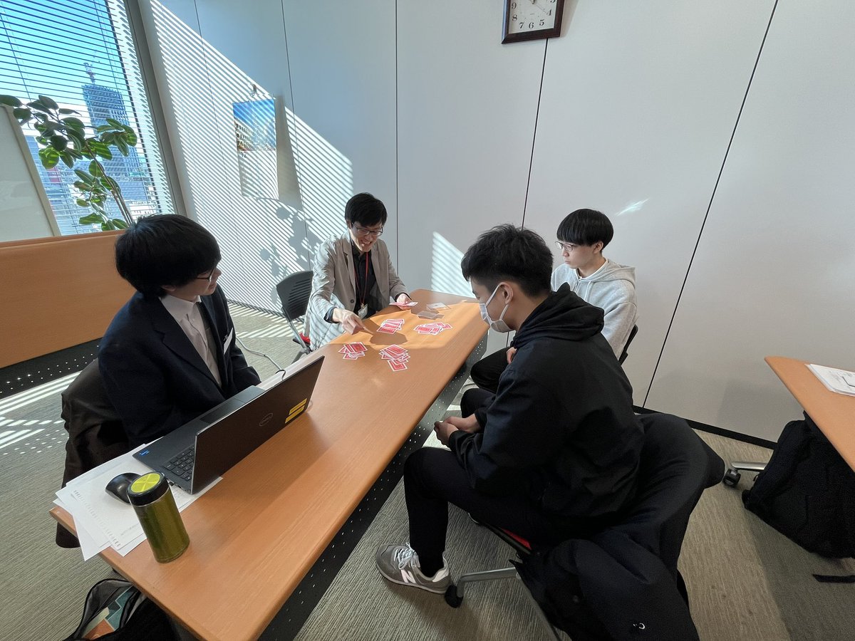 MSDsaiyo's tweet photo. 皆さん、こんにちは✨
本日、内定者の入社前研修を行いました😊
システム本部の先輩社員が講師となり、アルゴリズムやフローチャートの考え方について、スライドを��いて研修を行いました📖
研修ではトランプの『ババ抜き』を使って遊びを織り交ぜながら、アルゴリズムの理解を深めています。🧐 https://t.co/Ut6KQCfWN8