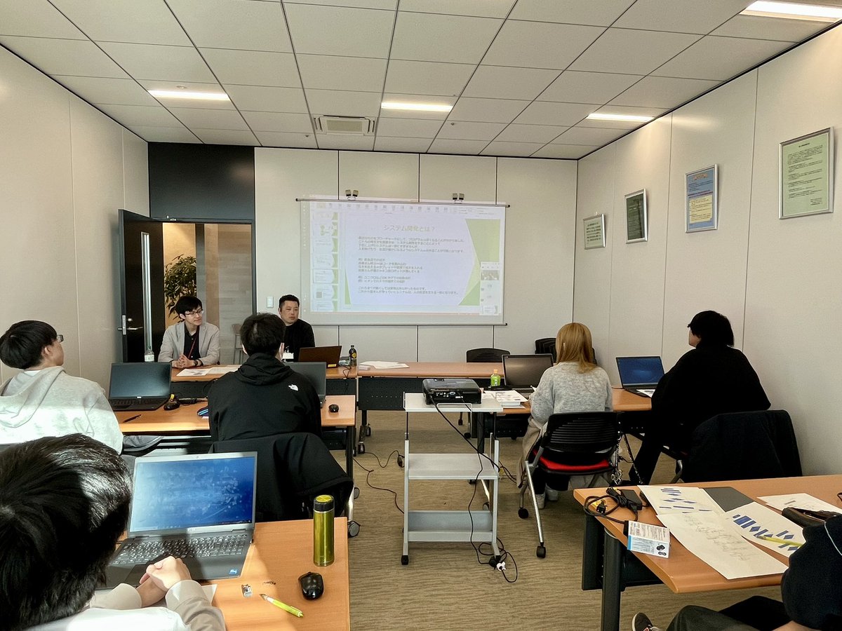 MSDsaiyo's tweet photo. 皆さん、こんにちは✨
本日、内定者の入社前研修を行いました😊
システム本部の先輩社員が講師となり、アルゴリズムやフローチャートの考え方について、スライドを��いて研修を行いました📖
研修ではトランプの『ババ抜き』を使って遊びを織り交ぜながら、アルゴリズムの理解を深めています。🧐 https://t.co/Ut6KQCfWN8