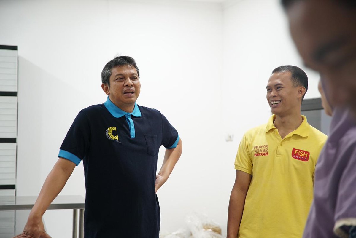 bppsdm_kp's tweet photo. #SobatBahari, mewakili Ka #BPPSDMKP @in_radiarta, Ses @AlekRudi mengunjungi pabrik produksi Fishsnack, keripik kulit ikan patin dg cita rasa khas &amp; nilai gizi tinggi, di Bogor (14/12). 

#SDMUnggul #PanganBiru #EkonomiBiru @saktitrenggono @kkpgoid https://t.co/CCYUdwRTnX