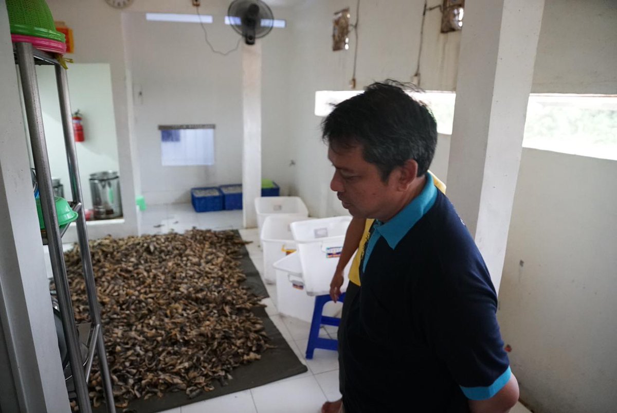 bppsdm_kp's tweet photo. #SobatBahari, mewakili Ka #BPPSDMKP @in_radiarta, Ses @AlekRudi mengunjungi pabrik produksi Fishsnack, keripik kulit ikan patin dg cita rasa khas &amp; nilai gizi tinggi, di Bogor (14/12). 

#SDMUnggul #PanganBiru #EkonomiBiru @saktitrenggono @kkpgoid https://t.co/CCYUdwRTnX
