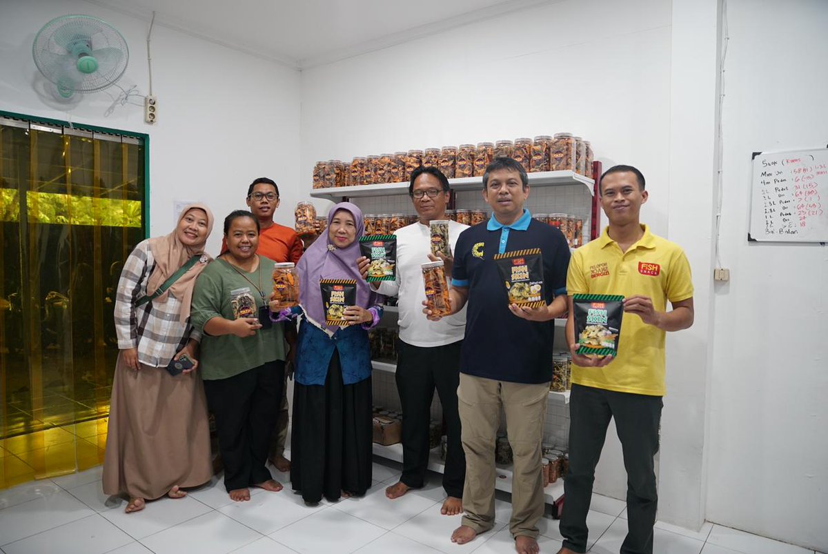 bppsdm_kp's tweet photo. Kunjungan ini menunjukkan komitmen BPPSDM @kkpgoid dlm mendukung pengembangan usaha berbasis perikanan yg berkontribusi pd peningkatan ekonomi masyarakat dan penguatan #EkonomiBiru MANTAP BETUL! 

#SDMUnggul #PanganBiru #KKPGOID #SDMKP https://t.co/vlkyuTuPmj