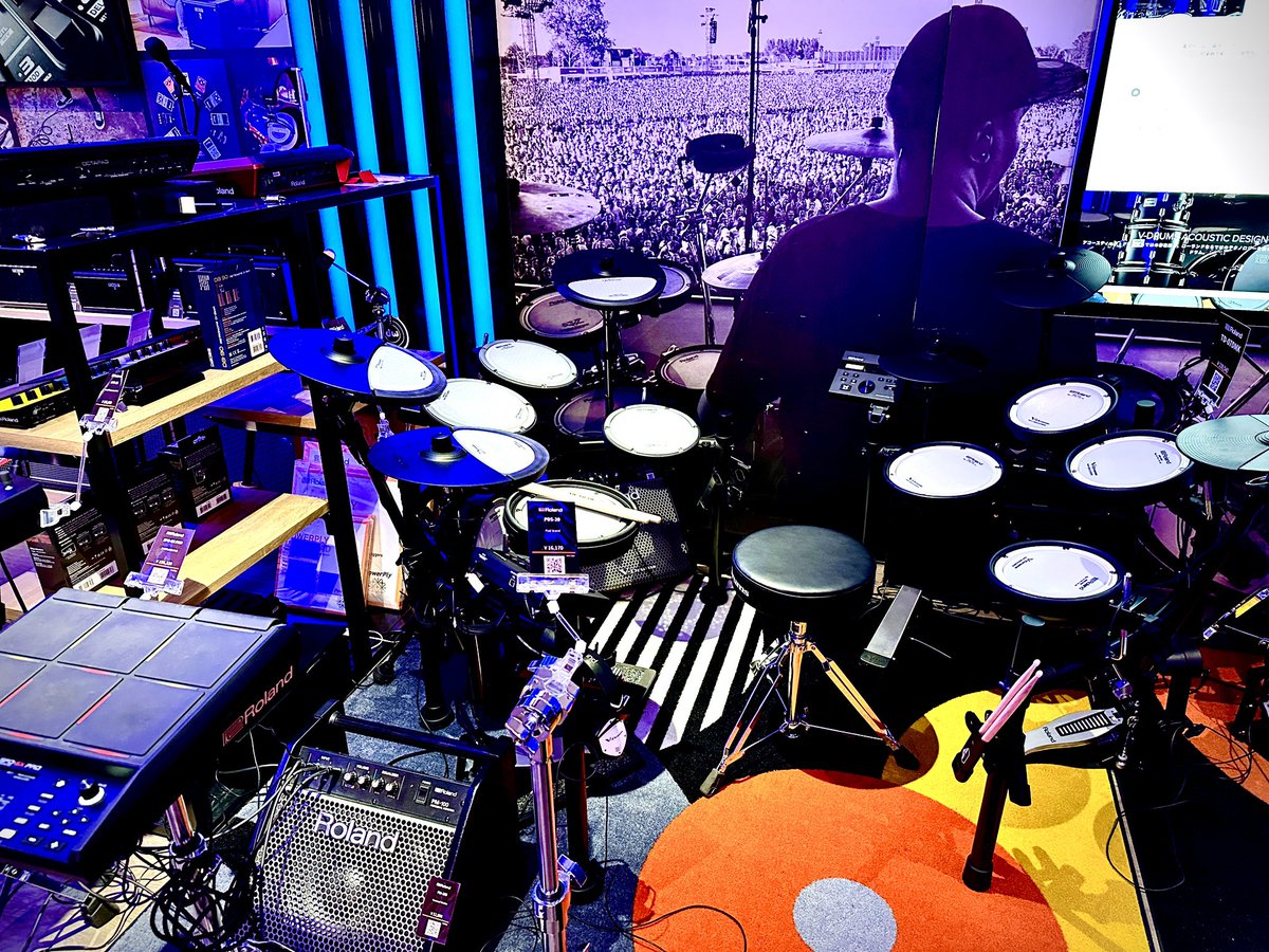 leapshiro's tweet photo. Roland Storeに来てます。 https://t.co/A8YwT7ic5a