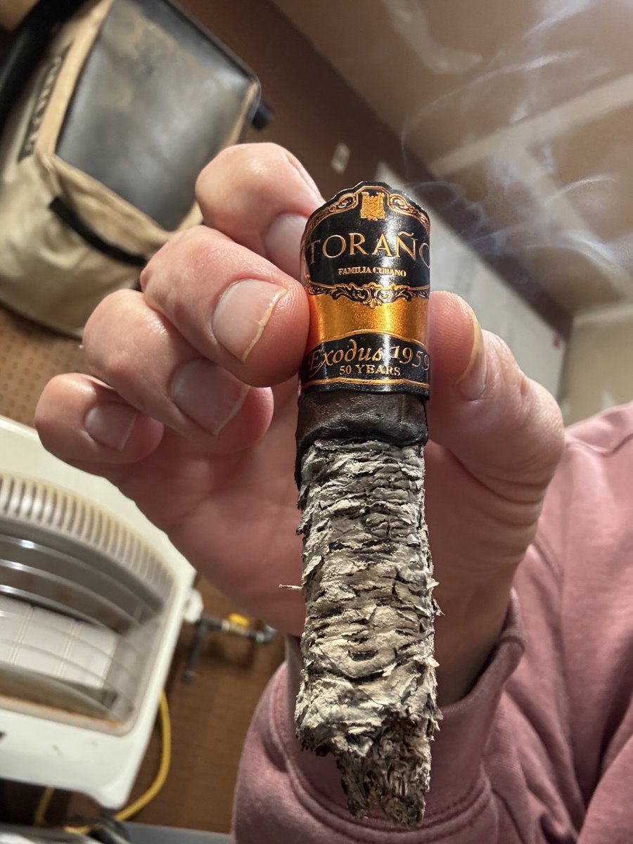 Stoicism_Cigars's tweet photo. This #Torano was awesome! I think I had more fun seeing how long I could get the ash before it fell than I did smoking it. It’s a really good smoke though. Lots of flavor and billowing smoke. Burned my fingers getting the band off but it was worth it.😎 https://t.co/rypf3r9n2f