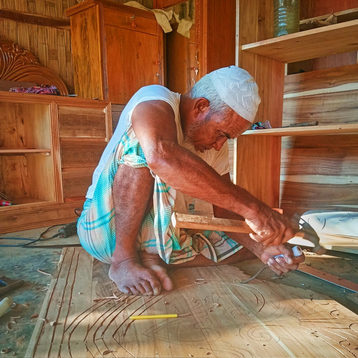 RohingyaMakzin's tweet photo. Abdullah, 65, has been mastering the art of woodworking since the age of 15 and creating intricate designs that reflect a lifetime of dedication and craftsmanship.
📸 #panthar https://t.co/w5kitEccAj