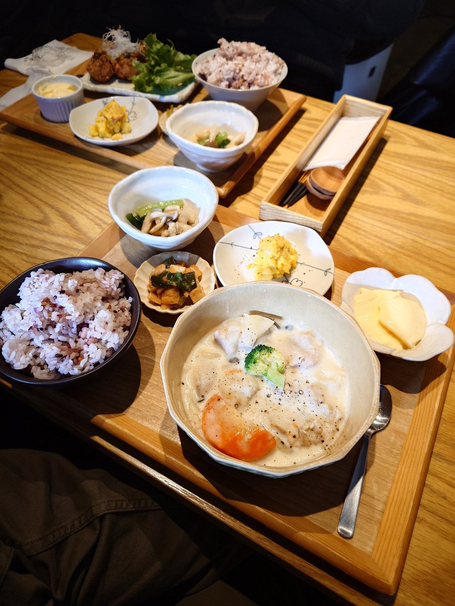 saitonobukatsu's tweet photo. うちの店でランチ食べながら
グループ会社の社長と打ち合わせ
#REISMSTAND https://t.co/NvJC00RywG