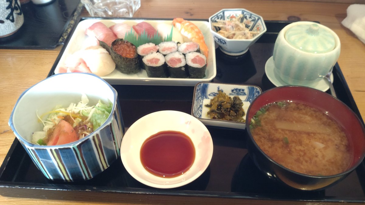 Logicpierrot's tweet photo. 遅く起きた土曜は嫁とちょっと贅沢な寿司ﾗﾝﾁなど。といってもこれで¥1,100ですわよあなた。ﾈﾀもｼｬﾘもとっても美味しい。ﾎﾞﾘｭｰﾑもあってお腹いっぱいになりました。ごちそう様でした https://t.co/AhtNuaPq87