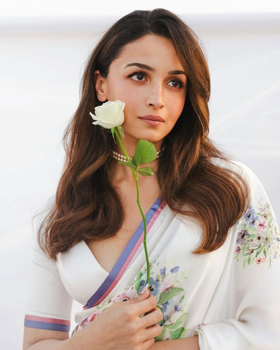 bombaytimes's tweet photo. #RajKapoor100: @aliaa08 donned a classic white sari with floral prints at the Raj Kapoor Film Festival 🌸
#aliabhatt #aliabhattfans #saturdaystyle #stylefile #100yearsofrajkapoor #vintage https://t.co/l4PQyrxONs