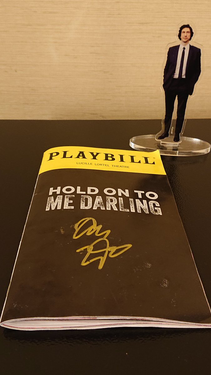 minatomo's tweet photo. 家宝にすべきアダムのサイン入りplaybillなんだけど、サインをもらった次の瞬間から自分がどう持っていたか全く覚えていない😇多分セルフィーを撮るのに気を取られて乾く間もなく脇に挟みサインが擦れてしまったやつ😓
2夜目のマグカップはサインが滲まないように守りきるぞ!と
#HOTMD #minatomoinNY https://t.co/OOEU9M7leT