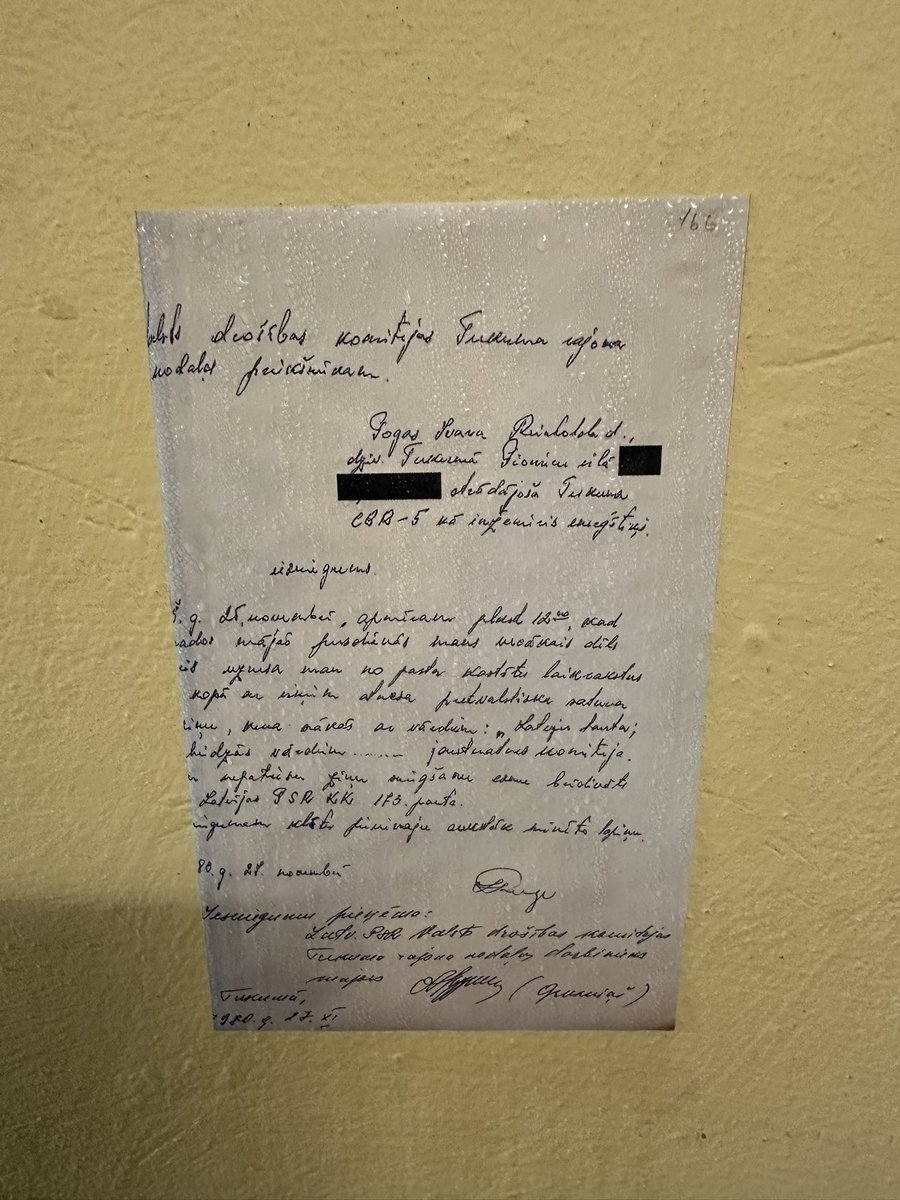Lato_Lapsa's tweet photo. Cilvēki atrada pastkastēs lapiņas par neatkarīgo Latviju un… metās stučīt čekai: iespējams, vispretīgākais, visderdzīgākais atgādinājums par parastajiem kolaboracionistiem.

https://t.co/4E6wbTOEV8 https://t.co/czvL9zJFhm