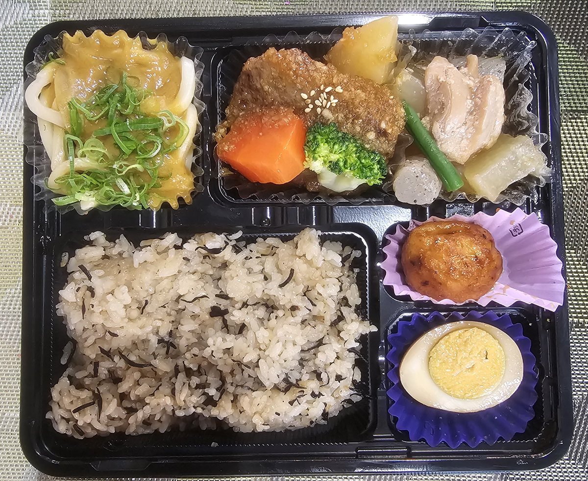 nb_tamashima's tweet photo. こんにちは👋😃

今日はバタバタで
あげるのが遅くなりました
ごめんなさい🙇💦💦

本日の日替わり弁当(税込620円)は

・おろしハンバーグ
　　ごろっとじゃがいも
　　温野菜添え
・カレーうどん
・煮玉子🥚
・たこ焼き🐙
・鶏と大根のこうじ煮

変わりご飯はひじき☘️

皆様のご来店お待ちしてます☺️ https://t.co/YiDLRIDnPm
