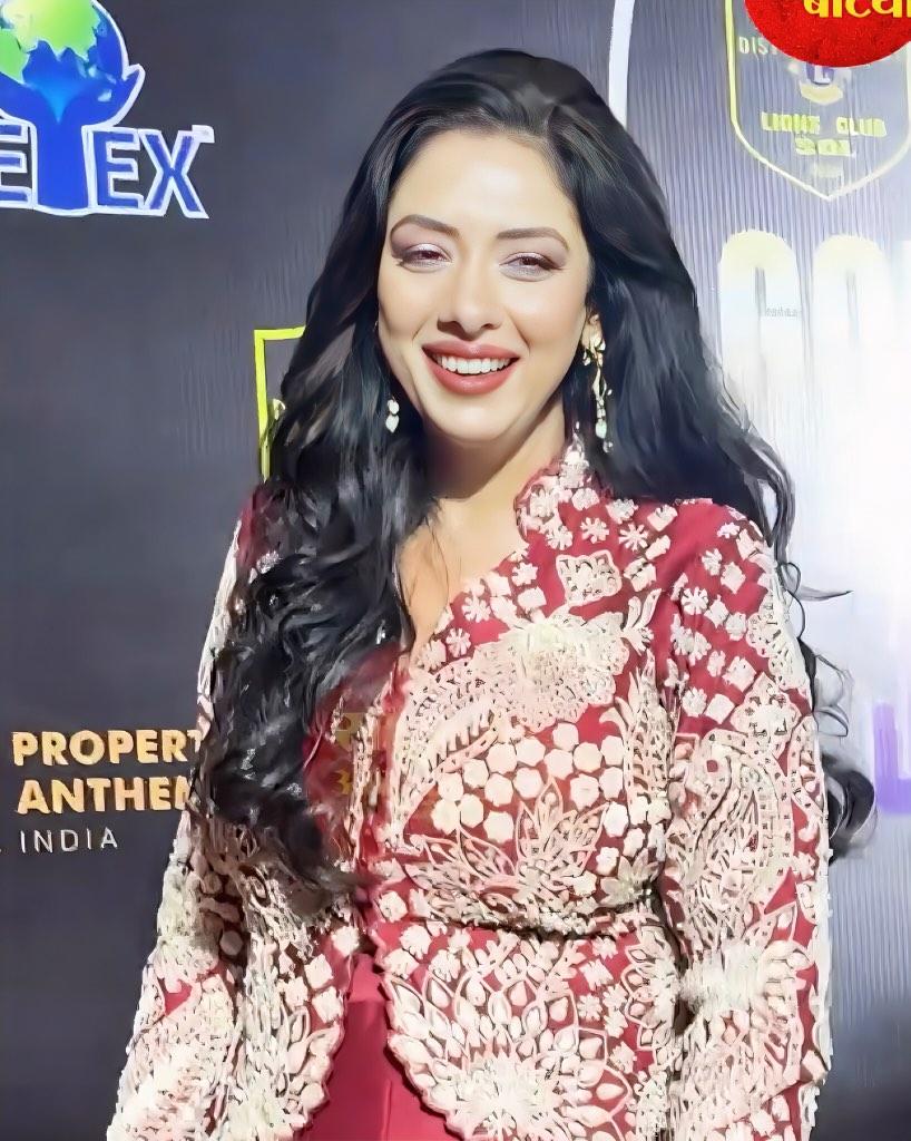 Amrinbanu164274's tweet photo. Red truly suits the queen of hearts! You make elegance look effortless 🌹🥰💐
#Anupamaa #RupaliGanguly #queenlegend https://t.co/BoIOaaQpQe