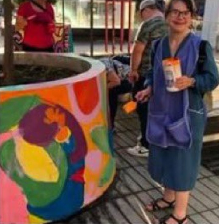 Caplevi1540's tweet photo. Les presento a los "niños" con TEA de Ñuñoa que pintaron los maceteros que mandó a borrar Sichel.

Parece que los "niños" tienen el síndrome de Benjamín Button. https://t.co/GAor9EEqk7