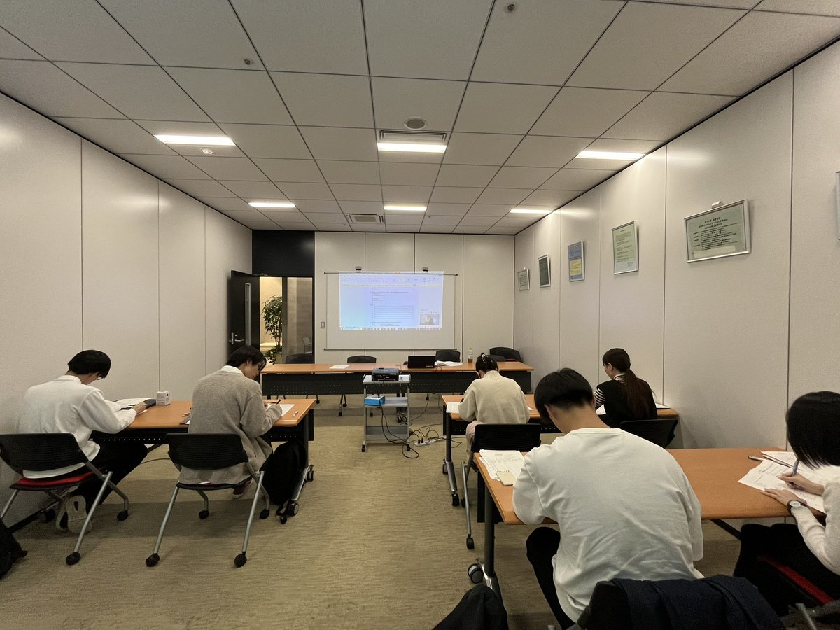 MSDsaiyo's tweet photo. 先日の入社前研修では、ビジネスマナー研修を実施いたしました😆✨
ビジネスマナー研修では、挨拶、名刺交換、ビジネスメール、電話応対等を座学形式で行います🧐
画像は内定者が演習問題を解いている様子です。
#エムエスデー #池袋 #エンジニア #入社前研修 https://t.co/ykWr3bJY7L