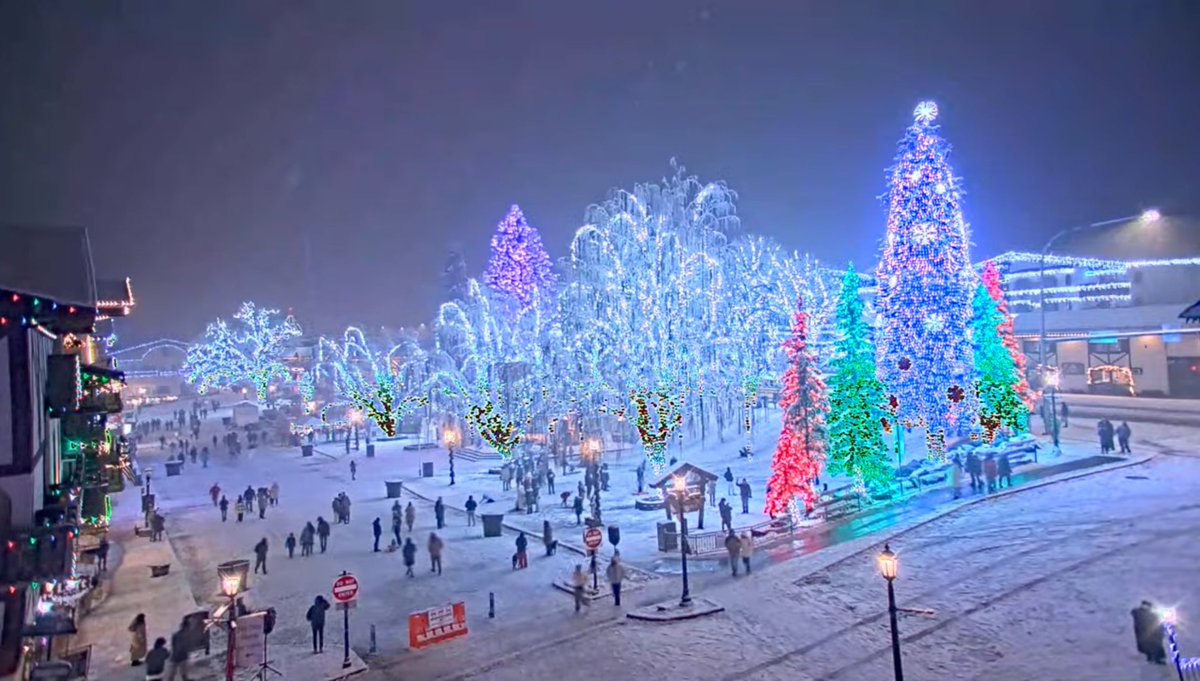 wheeler244's tweet photo. Look at this beautiful view of Leavenworth right now ❄️ ❄️ Such a great little Bavarian town 🎄 #wawx #pnw https://t.co/7oQQXWsbby