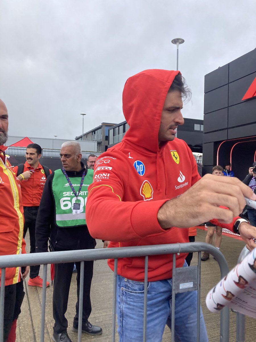 patteson_simon's tweet photo. @WilliamsSupport This was Silverstone 
I said to Carlos when are you coming over to the dark side he didn’t respond but then it was to early to let us know https://t.co/1btIg7gYJN