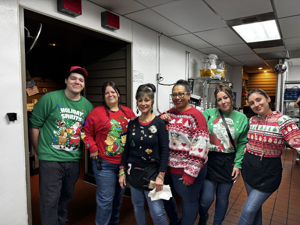 chiett's tweet photo. Happy “ Ugly” sweater day at Barstow Chili’s!!! https://t.co/YOPFCz3Jmu
