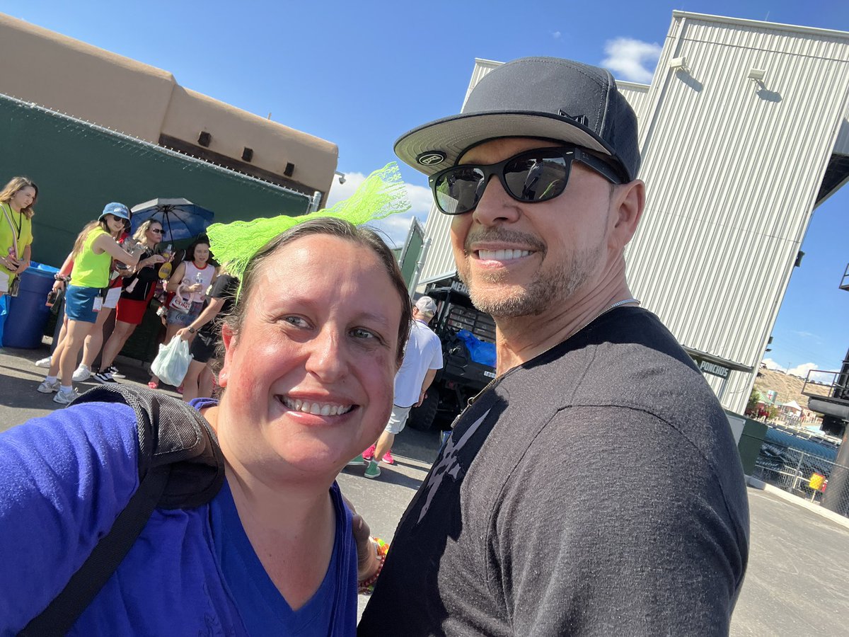 starstruckjb's tweet photo. @DonnieWahlbergI’m not ready for #BlueBloodsFinale to end, but I’m ready to see you hopefully cancer free!!!  I was diagnosed with cancer after buying NKOTB tickets for Vegas for next year. I am determined to beat it, wearing a NK shirt to treatments. 🙏🏻💙🫡 https://t.co/TXYwtdZZsn