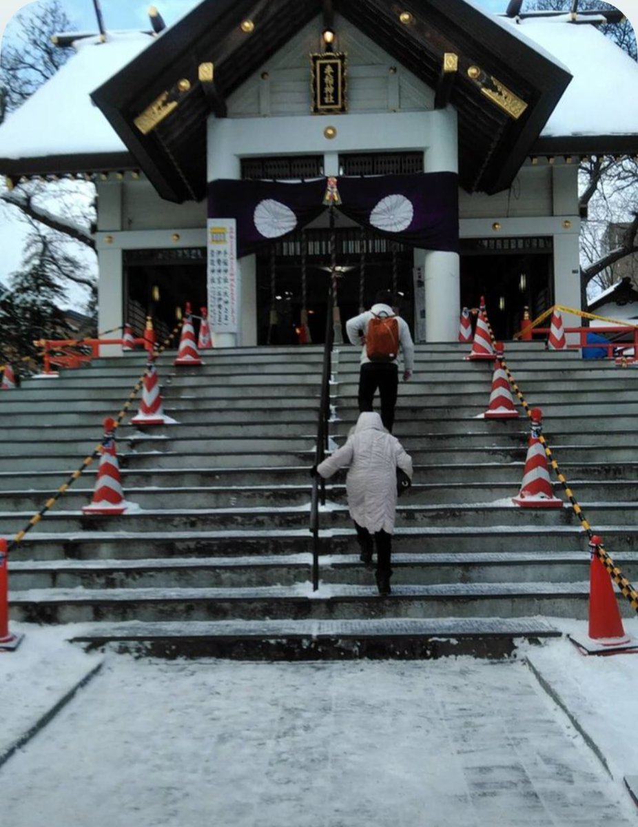 11月20日16時、自宅の介護用のベッドで2ヶ月過ごした母が息を引き取りました。79歳

10月東京戻る朝「次はクリスマスに来るからね」と伝えた時「あんたが来るとは思ってなかったから」と手を出している様に見えたので、普段しない握手なんかして。
帰省しておいて良かった。

写真は6年前
撮影は父