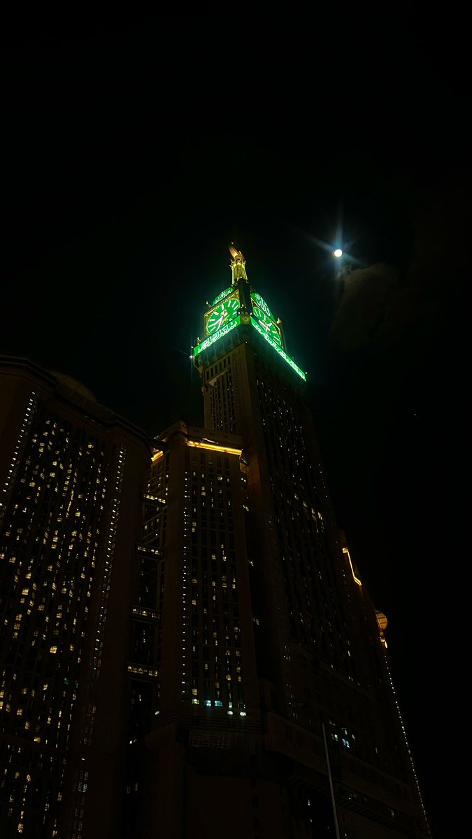 MOLY_ZH's tweet photo. هُنا الحرم ، حيث السّكينة والطمأنينة .
لأوّل مره ألمس ستار الكعبة فضولًا وليس تبرّكًا ، خشعت جوارحي ، واطمئنّ فؤادي ، وسكنت روحي .

- يّاه ما أحلاها من ليلة . 
ديسمبر 14,15 / 2024
نهاية سنة مُحبِطة وبداية لكل خير وتسهيل بإذن الله . https://t.co/t0SvwjyCsJ