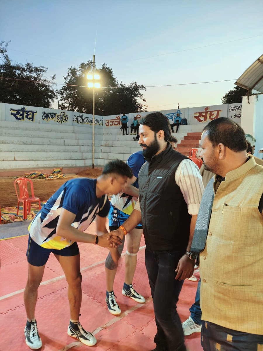 Harsh_Sanatani's tweet photo. कार्तिक मेला उज्जैन में नगर निगम द्वारा स्व. भगत सिंह तोमर जी की स्मृति में आयोजित कबड्डी प्रतियोगिता में सम्मिलित हुआ।

#kabaddi #ujjain #HSK4BJP #ujjainwale #sports #kabaddikabaddi #heathylife https://t.co/jvyr8koJpG