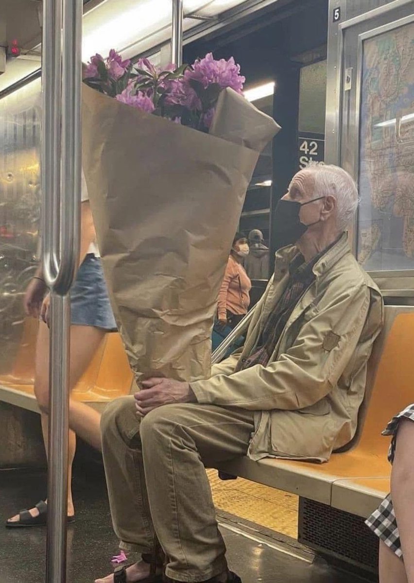 Ella dijo que le encantan las flores. 💘