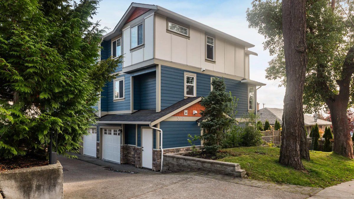 Victoria, BC, Canada - $999,000 CAD LUXRE.com/3955246