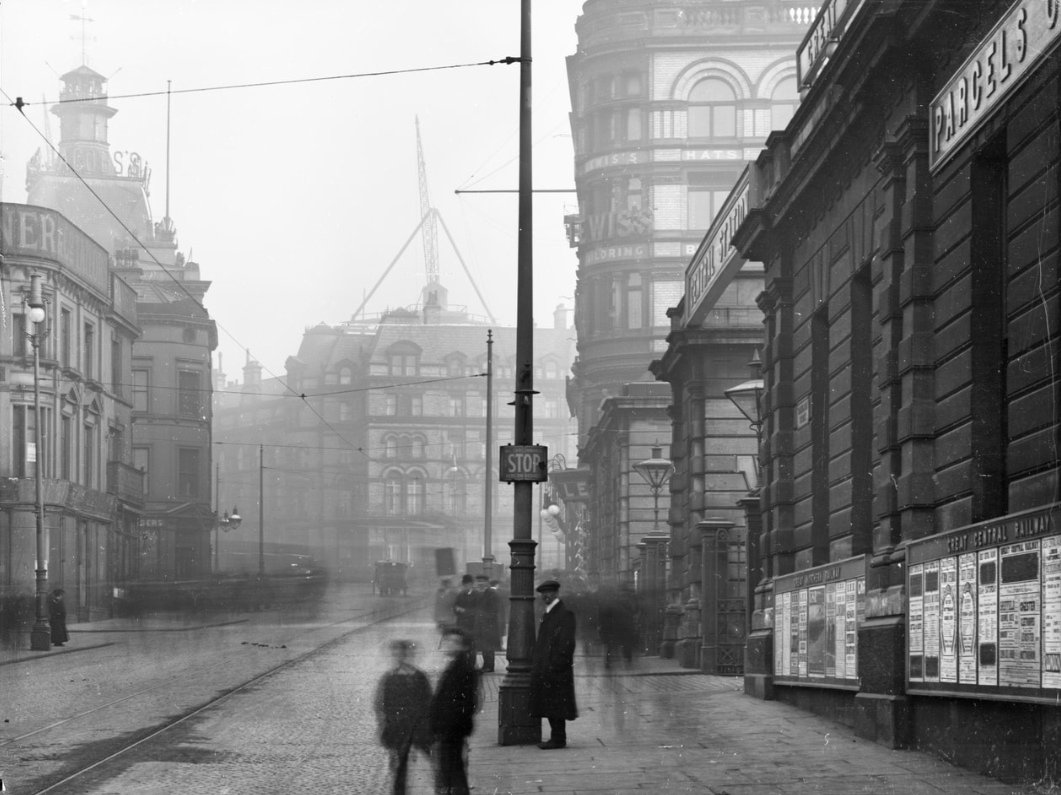 Standing outside Central Station, Ranelagh Street, looking up towards the  Adelphi Hotel, Liverpool 1911 📷 Historic England, image size:1061x795