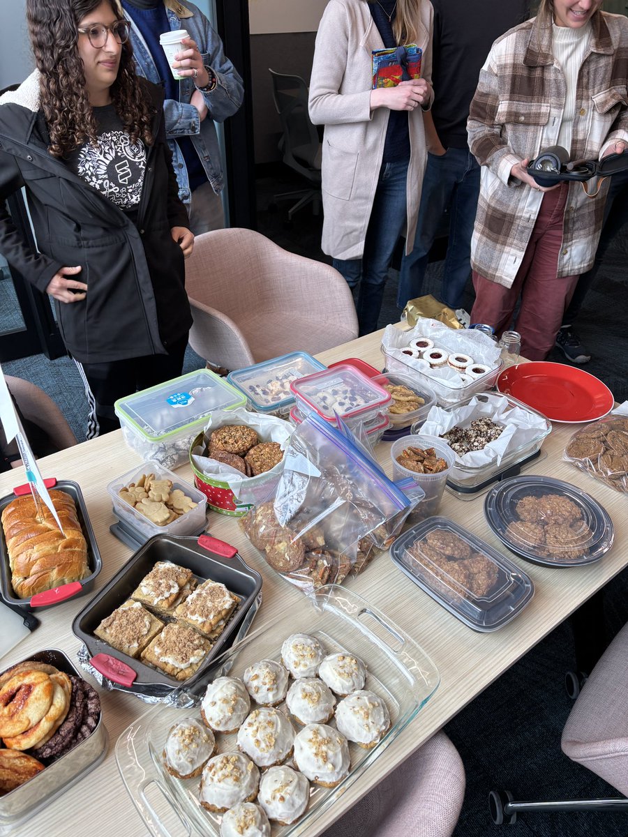 therubinlab's tweet image. The first Rubin-@thecresslab holiday cookie swap!!! 🍪🎄🎅 Two labs of talented scientists and even more talented bakers 🤓