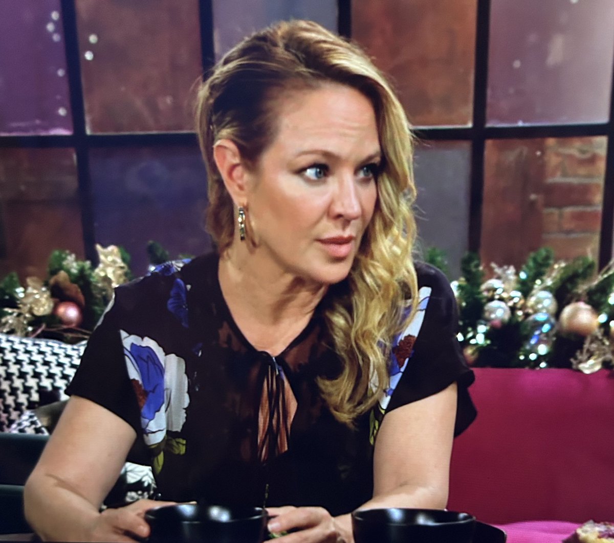 SarahYR20's tweet image. Sharon’s hair game is on point. 👌🏽 #YR #CatchingUp