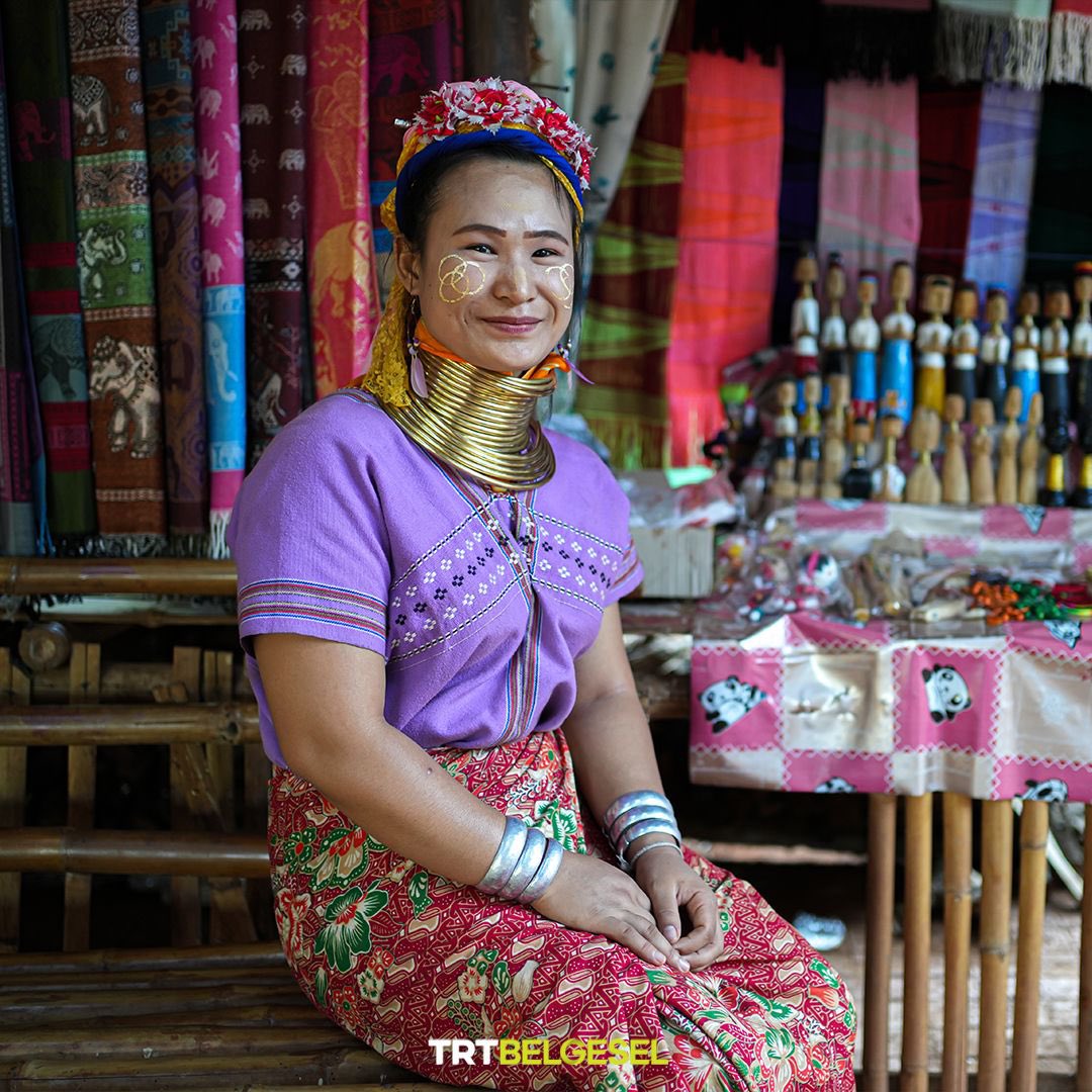 Karen halkının zürafa boyunlu kadınları 👩🏻
Tayland’ın Chiang Rai bölgesindeki köylerde yaşayan Karen halkı kadınları, boyunlarına taktıkları pirinç halkalar ile dünyanın en uzun boyunlu kadınları olma ünvanını taşıyor.
📸: Harun Özalp, AA