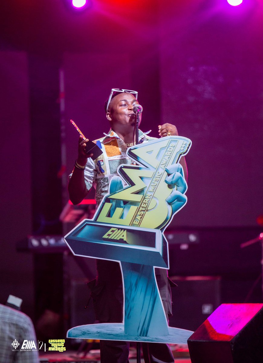 Hi5_Empire's tweet photo. Various award winners gracing the stage to receive their awards. 

#EMA24 - FOR MUSIC GROOVES AND VIBES 💃 🕺🔥

#EasternMusicAwards 🇬🇭
#EasternMusicAwards24 https://t.co/UHigKI4FOF