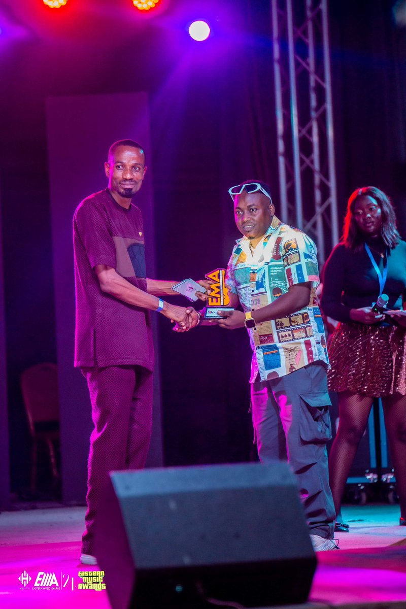 Hi5_Empire's tweet photo. Various award winners gracing the stage to receive their awards. 

#EMA24 - FOR MUSIC GROOVES AND VIBES 💃 🕺🔥

#EasternMusicAwards 🇬🇭
#EasternMusicAwards24 https://t.co/UHigKI4FOF