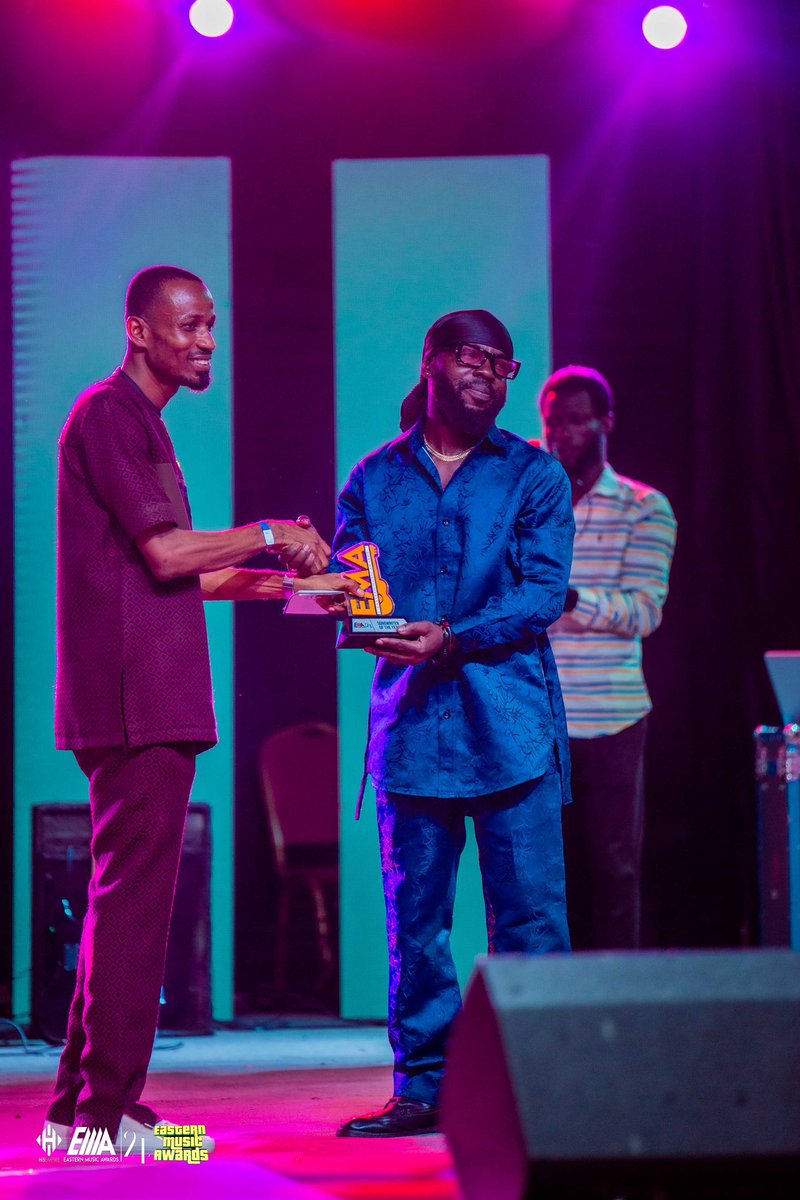 Hi5_Empire's tweet photo. Various award winners gracing the stage to receive their awards. 

#EMA24 - FOR MUSIC GROOVES AND VIBES 💃 🕺🔥

#EasternMusicAwards 🇬🇭
#EasternMusicAwards24 https://t.co/UHigKI4FOF