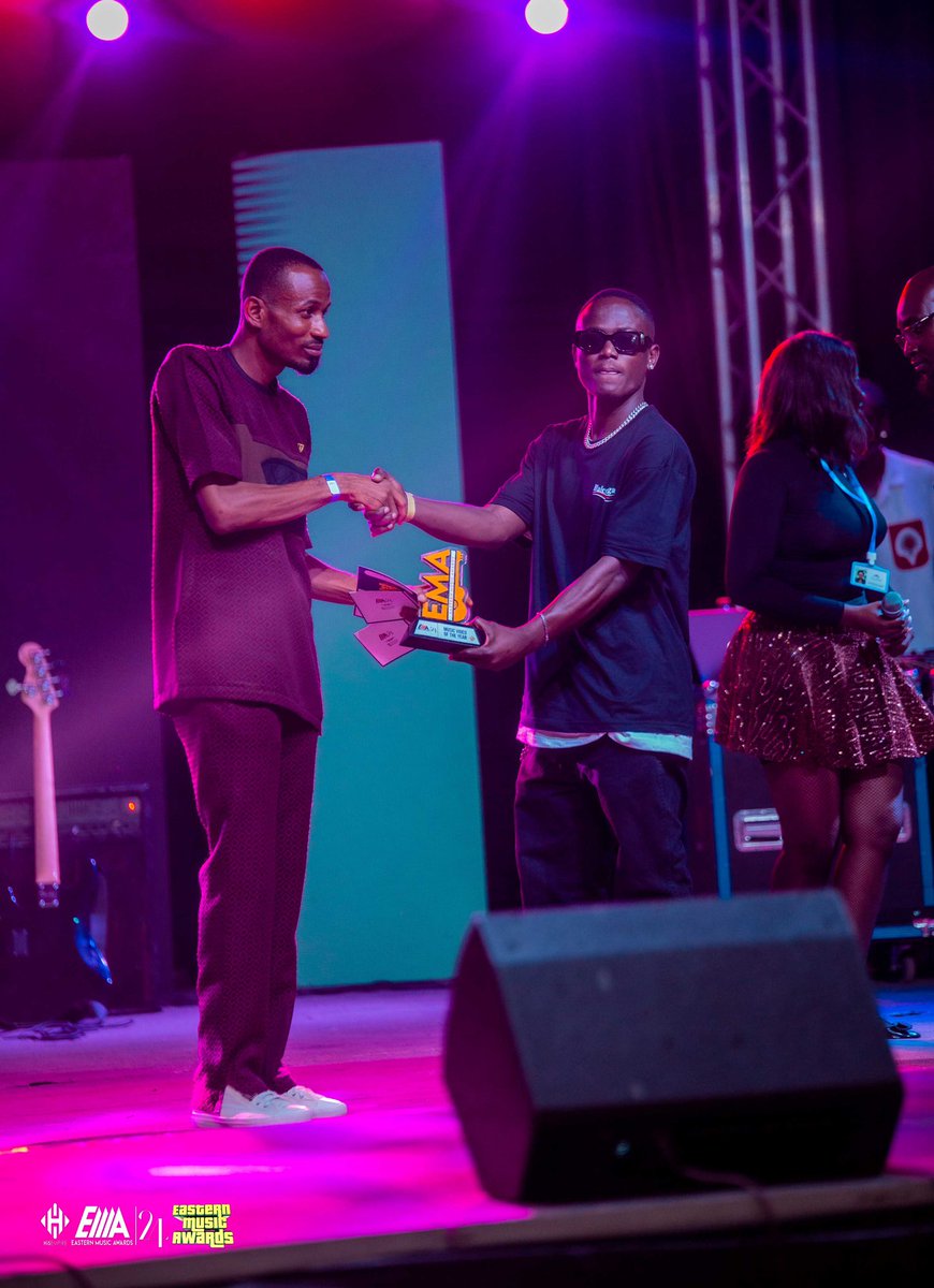 Hi5_Empire's tweet photo. Various award winners gracing the stage to receive their awards. 

#EMA24 - FOR MUSIC GROOVES AND VIBES 💃 🕺🔥

#EasternMusicAwards 🇬🇭
#EasternMusicAwards24 https://t.co/UHigKI4FOF