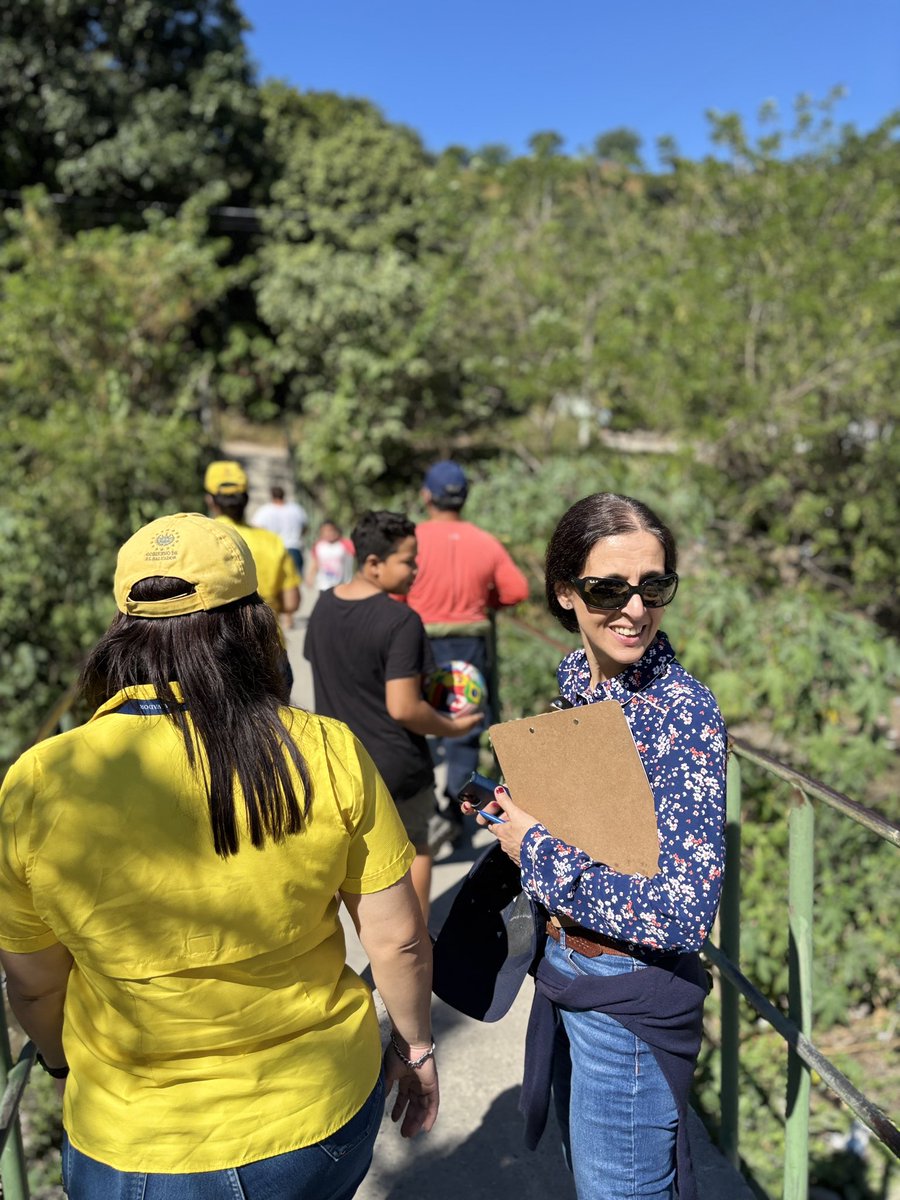 KfW_en_CA's tweet photo. El Programa abarca medidas de inversión en infraestructura gris 🌫️ y verde 🌳 para protección ante inundaciones y deslizamientos, mejoramiento de viviendas vulnerables 🏚️, Sistema de Alerta Temprana 🚨@MedioAmbienteSV @PROCIVILSV y fortalecimiento comunitario resiliente 🧑‍🏫(2/2) https://t.co/ppUlnbjXIt