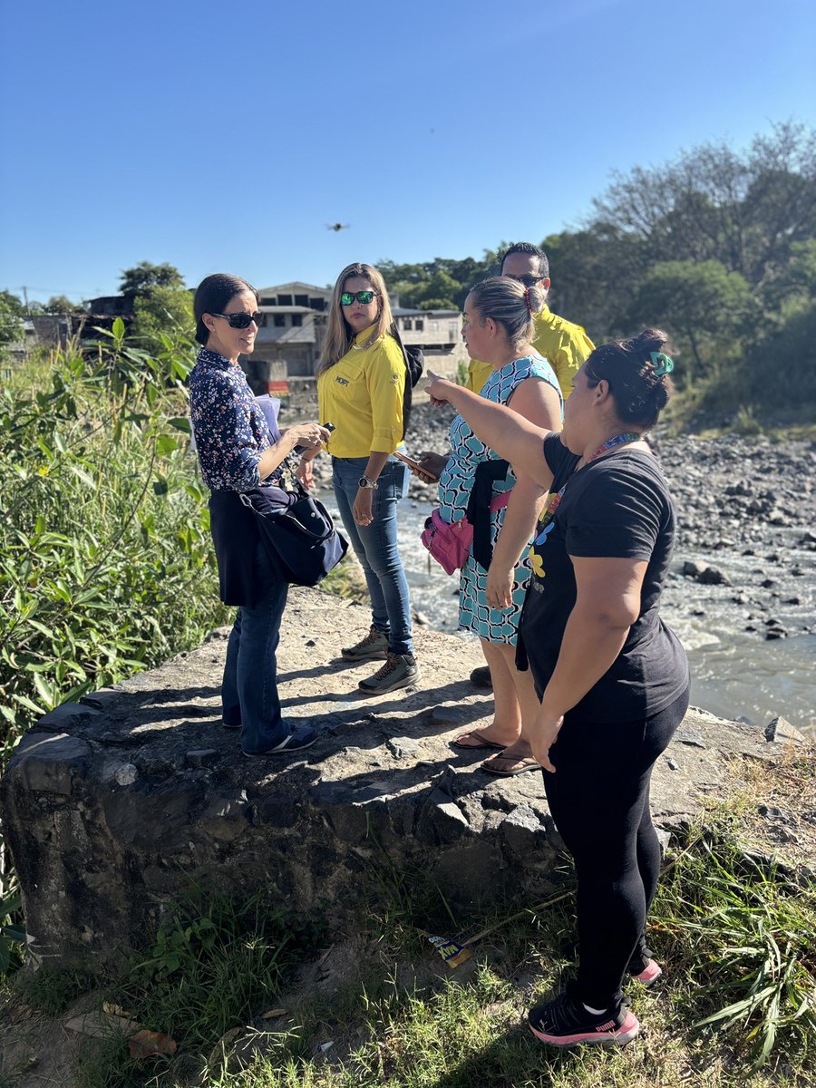 KfW_en_CA's tweet photo. El Programa abarca medidas de inversión en infraestructura gris 🌫️ y verde 🌳 para protección ante inundaciones y deslizamientos, mejoramiento de viviendas vulnerables 🏚️, Sistema de Alerta Temprana 🚨@MedioAmbienteSV @PROCIVILSV y fortalecimiento comunitario resiliente 🧑‍🏫(2/2) https://t.co/ppUlnbjXIt