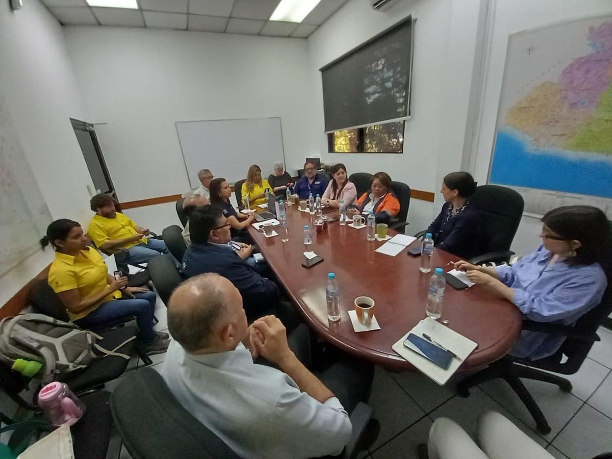 KfW_en_CA's tweet photo. El Programa abarca medidas de inversión en infraestructura gris 🌫️ y verde 🌳 para protección ante inundaciones y deslizamientos, mejoramiento de viviendas vulnerables 🏚️, Sistema de Alerta Temprana 🚨@MedioAmbienteSV @PROCIVILSV y fortalecimiento comunitario resiliente 🧑‍🏫(2/2) https://t.co/ppUlnbjXIt