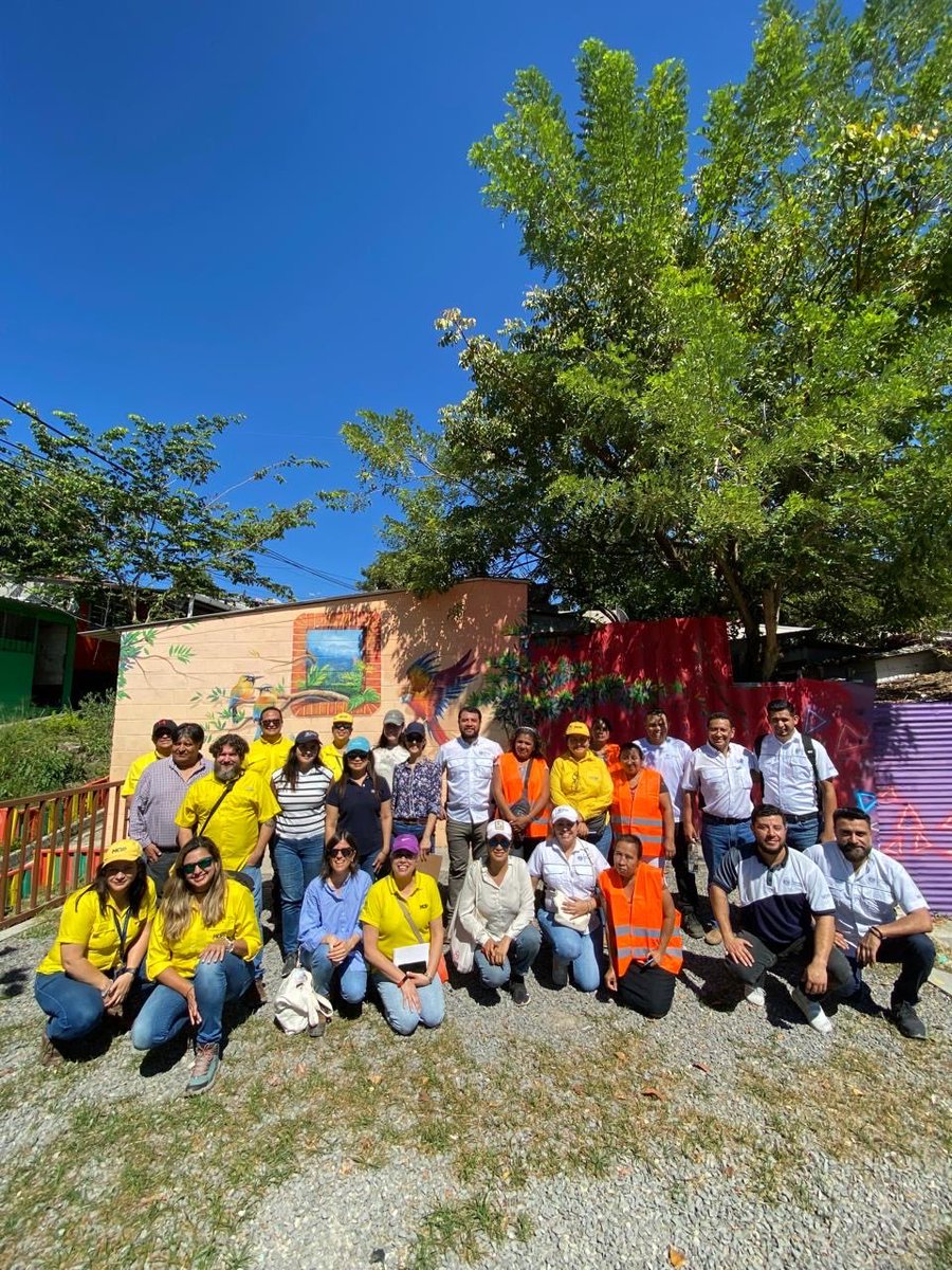 KfW_en_CA's tweet photo. El Programa abarca medidas de inversión en infraestructura gris 🌫️ y verde 🌳 para protección ante inundaciones y deslizamientos, mejoramiento de viviendas vulnerables 🏚️, Sistema de Alerta Temprana 🚨@MedioAmbienteSV @PROCIVILSV y fortalecimiento comunitario resiliente 🧑‍🏫(2/2) https://t.co/ppUlnbjXIt