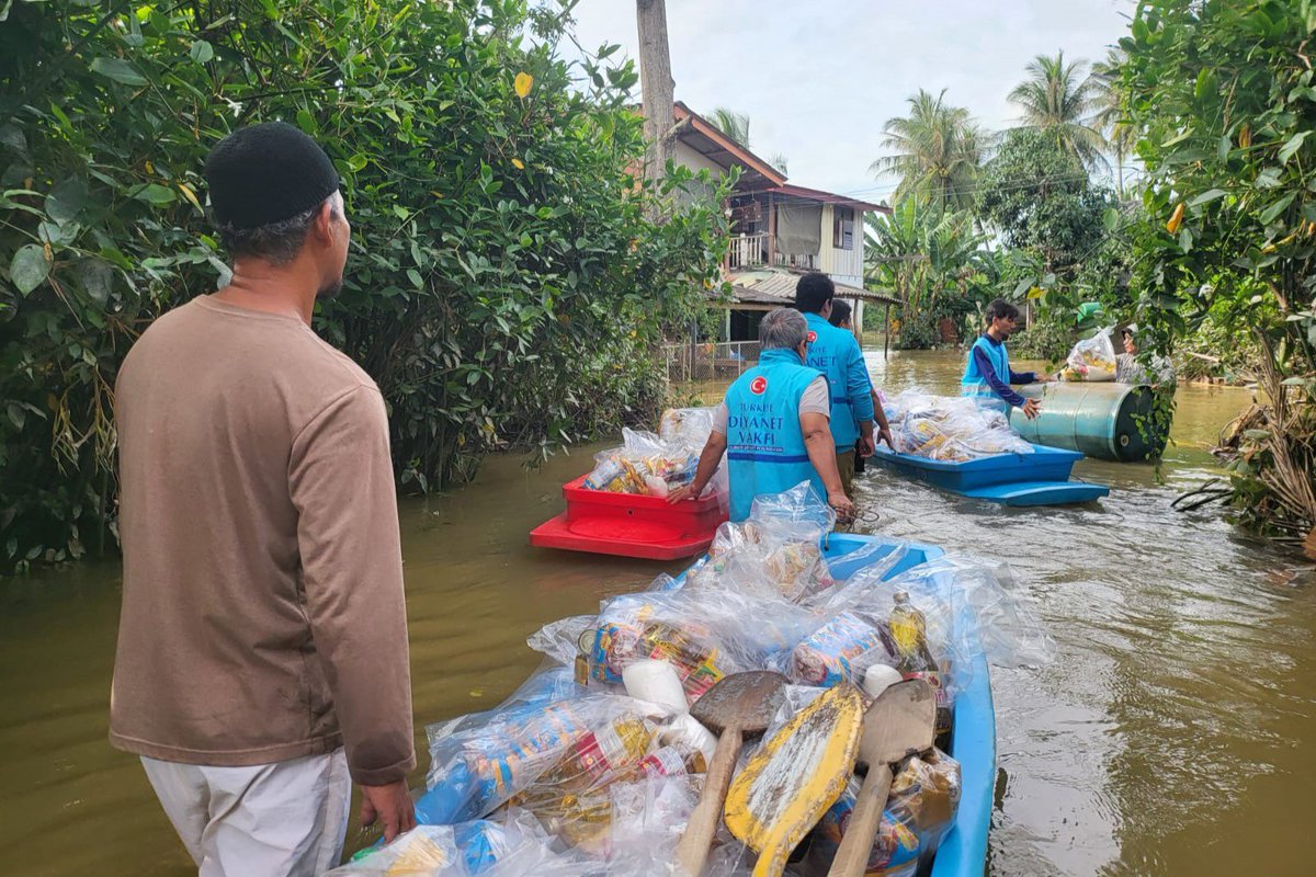 SiniZeR's tweet photo. Tayland’ın güneyinde bulunan Yala, Pattani, Narathiwat ve Songkla bölgelerinde meydana gelen sel felaketi, binlerce ailenin hayatını olumsuz etkiledi. Sel suları nedeniyle ulaşımın zorlaştığı bölgelere Türkiye Diyanet Vakfı, yardım ulaştırmak için harekete geçti.

@DiyanetVakfi https://t.co/GVOjCNezOS